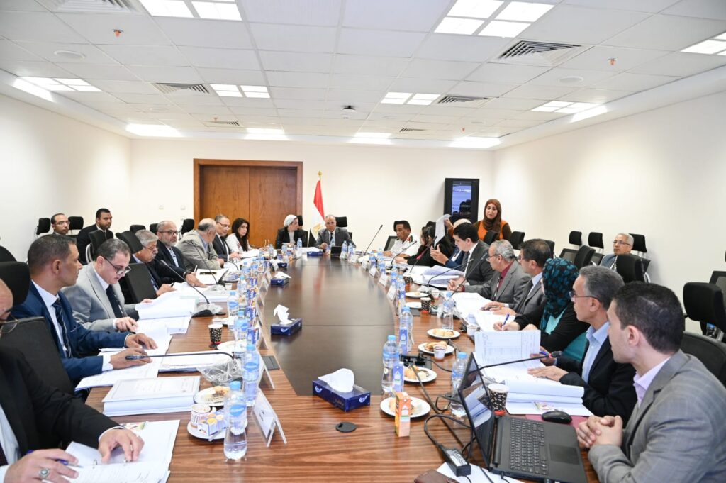إجتماع اللجنة العليا لتراخيص الشواطئ برئاسة وزير الري scaled