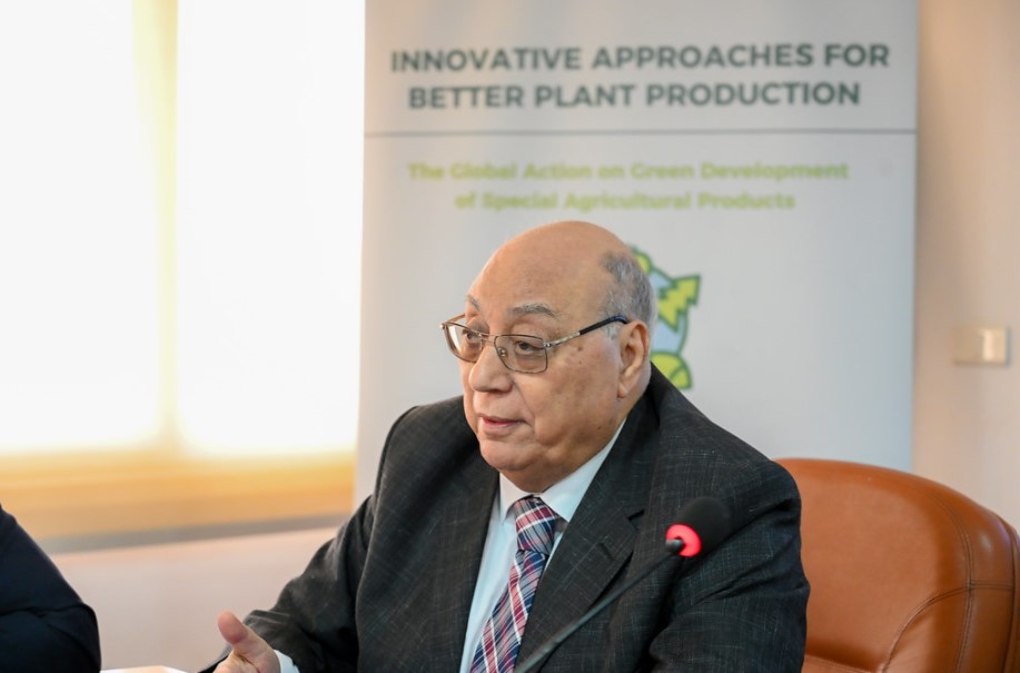 الدكتور محمد عبدالمجيد رئيس لجنة المبيدات