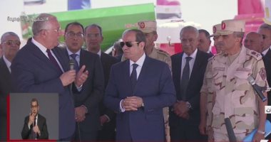 الرئيس السيسي مع وزير الزراعة في العوينات