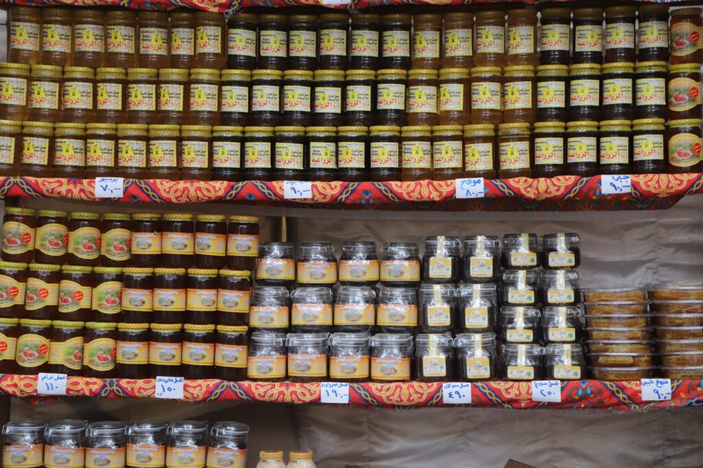 منتجات عسل النحل في مهرجان الزهور scaled