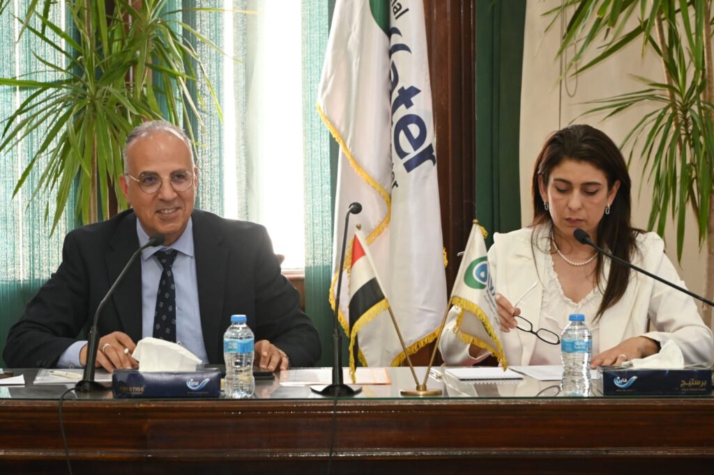 وزير الري خلال الإجتماع المصري الهولندي لإدارة الموارد المائية scaled