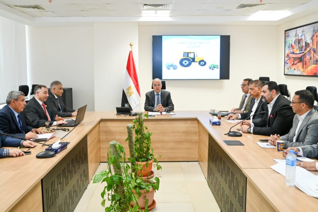 وزير الري يعقد إجتماعا لمتابعة صيانة معدات الري scaled