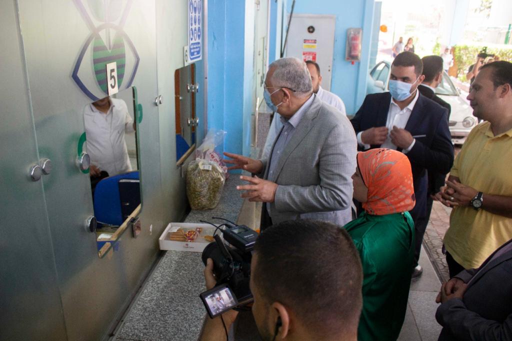وزير الزراعة في معمل متبقيات المبيدات