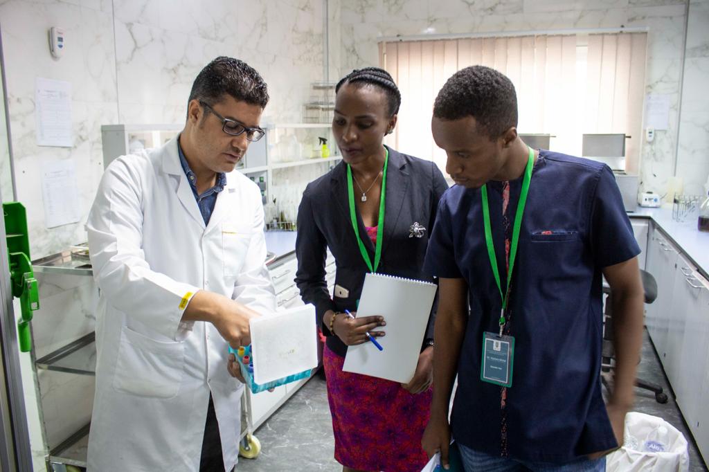 تدريب فنيين من رواندا في معمل متبقيات المبيدات 1