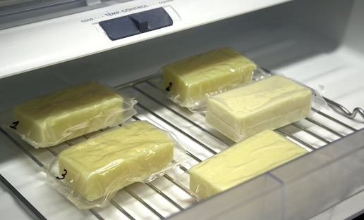 كيف يمكن استخدام الأغشية والطلاءات الصالحة للأكل في حفظ الجبن
