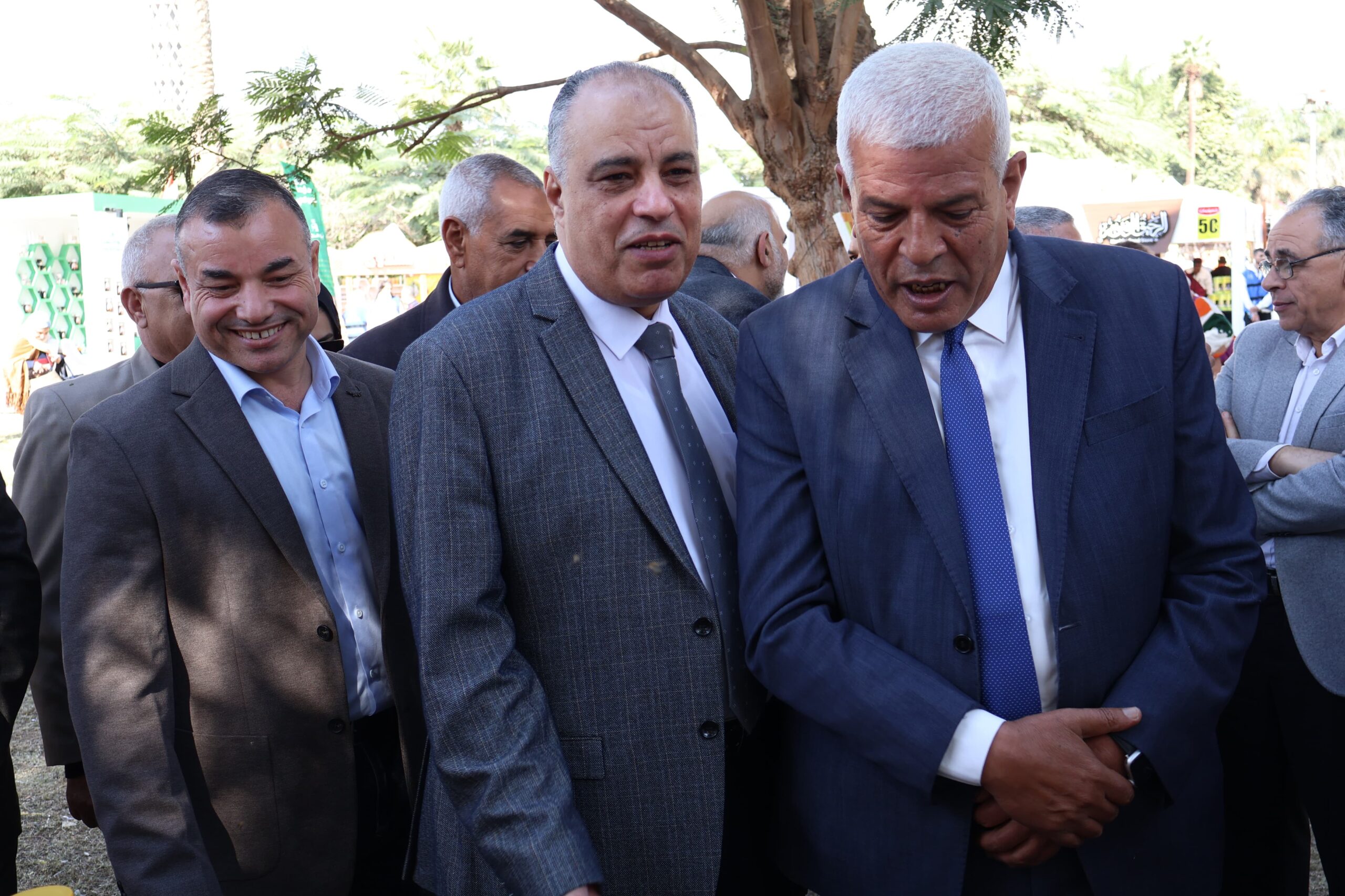 د سيد خليفة نقيب الزراعيين والدكتور علاء عزوز رئيس قطاع الإرشاد الزراعي وفتحي بحيري رئيس اتحاد النحالين العرب يتفقد ن مهرجان العسل المصري السابع